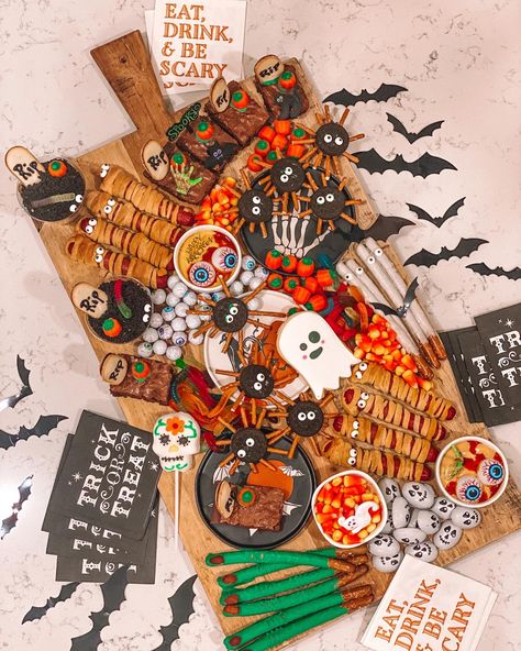 Halloween Grazing Box Ideas, Halloween Grazing Table, Grazing Box Ideas, Halloween Grazing Board, Graze Tables, Grazing Board, Grazing Table, Pumpkin Party, Grazing Tables