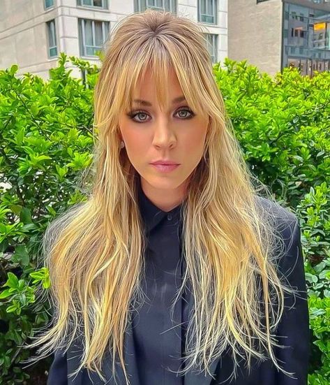 Kaley Cuoco Kaley Cuoco Hair, Blonde Hair Transformations, Dead Hair, Mom Hairstyles, Long Hair With Bangs, Kaley Cuoco, Blonde Bombshell, Her Eyes, Hair Transformation