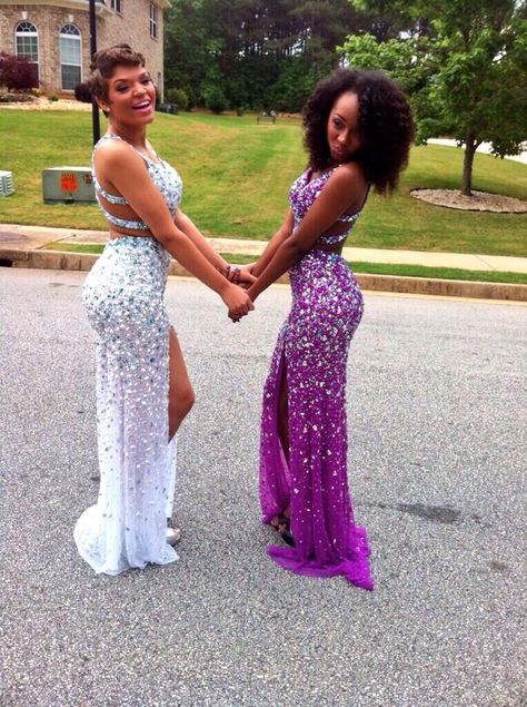 twinning Matching Homecoming Dresses, Pic Poses With Friends, Twin Dresses, Prom Images, Bestfriends Goals, Formal Photography, Friendship Goal, Prom Pictures Group, Girl Best Friends