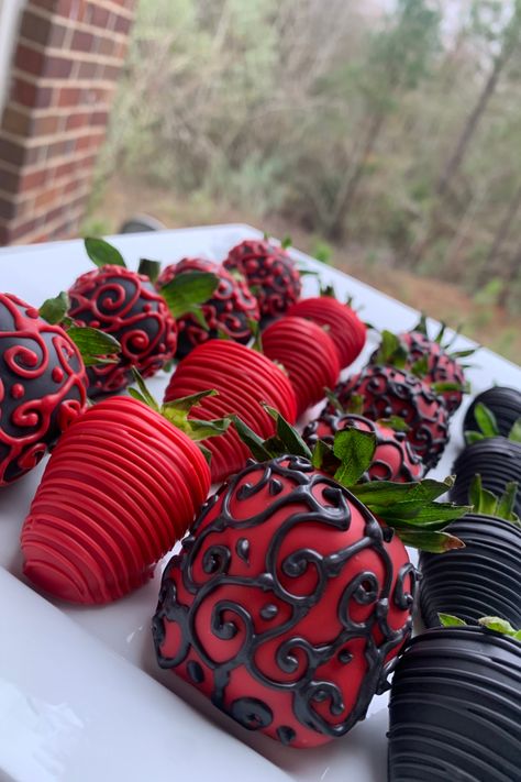 Red And Black Wedding Reception Decor, Red And Black Macarons, Vampire Strawberries, Chocolate Strawberries Wedding, Dark Red Sweet 16 Theme, Gothic Wedding Dessert Table, Red And Black Strawberries, Red And Black Chocolate Strawberries, Goth Chocolate Covered Strawberries