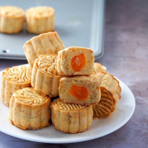 Chinese Moon Cake, Mooncake Recipe, Cake Festival, Moon Cakes, Mooncake, Almond Cookies, Cake Images, Moon Cake, Fake Food