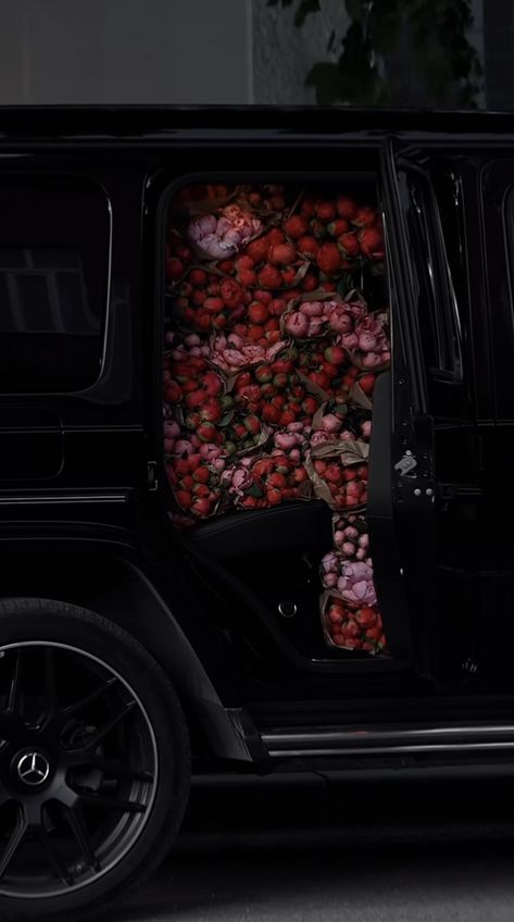 Flower Vision Board, Men With Flowers Aesthetic, Men Giving Flowers, Luxury Life Aesthetic Wallpaper, Man Giving Flowers, Luxury Aesthetic Wallpaper, Peonies Aesthetic, Man With Flowers, Peonies Wallpaper