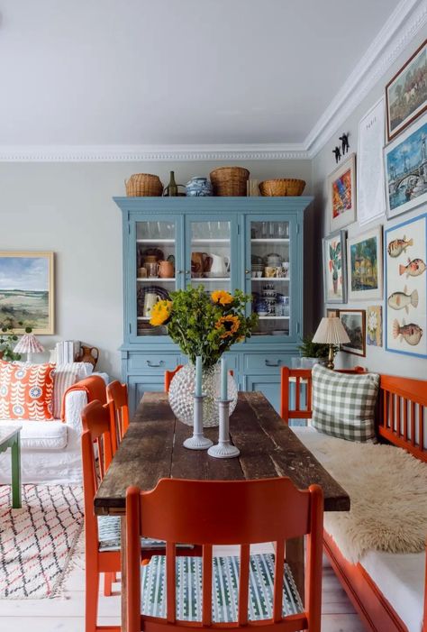 Colorful Swedish Interior, Maximalism House, Scandinavian Maximalism, Stockholm House, Camp Cottage, Kitchen Paintings, Tudor Mansion, Stockholm Apartment, Oval Room Blue