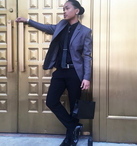 Lesbians In Suits, Tomboy Formal Outfits, Black Lesbian Fashion, Masc Style, Female Suits, Tomboyish Outfits, Stylish Business Outfits, Lesbian Suit, Tomboy Outfit Ideas