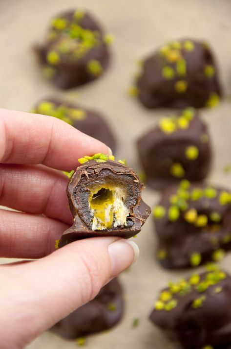 These dates stuffed with pistachio butter, covered in chocolate, and sprinkled with chopped pistachios are a real treat! They taste just like fancy pralines! | ElephantasticVegan.com #dates #pistachio What To Do With Pistachio Butter, Pistachio Butter Dessert, Dates Stuffed, Dessert Truffles, Stuffed Dates, Pistachio Recipes, Pistachio Butter, Strawberry Dessert Recipes, Vegan Blog