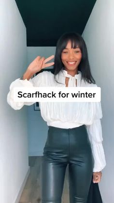 Dress From Scarf Diy, Winter Fashion Hacks, Winter Scarf Hacks, Winter Hacks Clothing, Style A Scarf Outfit, Simple Scarf Styles, How To Wear Scarves In Winter, How To Wear A Scarf In Winter, Scarf Diy Ideas