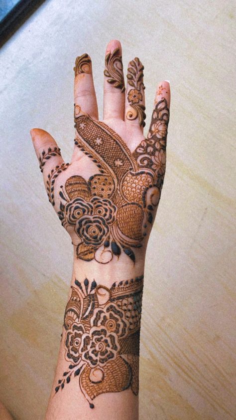 #heenaart #mehendi #indianwedding #indowestern #shaadi #wedding #mehendidesign #simpledesign #indianbride #engagement #shaadisaga #beautifulartwork Indowestern Mehendi Designs, Unique Mehndi, Unique Mehndi Designs, Mehendi Design, Indian Wedding Outfits, Mehendi Designs, Wedding Outfits, Hand Henna, Mehndi Designs