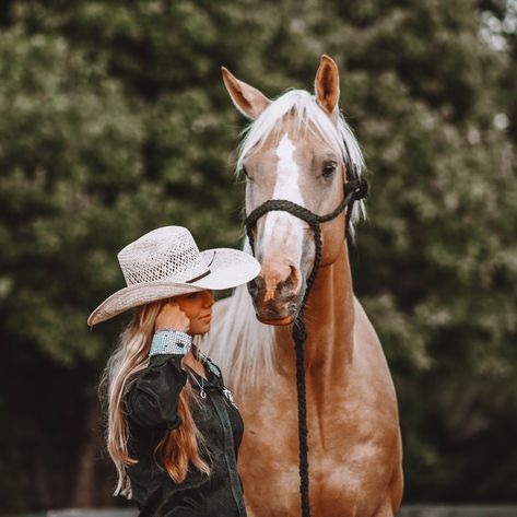 Equestrian Aesthetic Western, Roping Pictures, Western Horse Photography, Horse Riding Photography, Senior Horse Photography, Rodeo Aesthetic, Montana Aesthetic, Equestrian Photoshoot, Horse Photoshoot Ideas