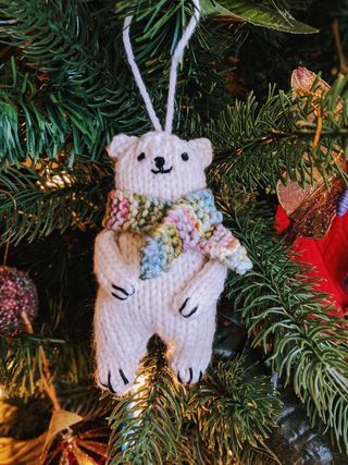 Polar Bear Ornament Knitted Ornaments, Knit Christmas Ornaments, Knitted Christmas Decorations, Polar Bear Craft, Polar Bear Ornaments, Christmas Decs, Diy Christmas Tree Ornaments, Knitting Patterns Toys, Knitting Blogs