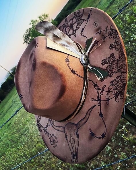 Hand Burnt Hats, Burned Western Hats, Burnt Cowgirl Hat, Burned Hat Design Western, Burned Hat Ideas, Burnt Felt Hat Design, Felt Hat Burning Designs, Hat Burning Ideas, Burnt Hats