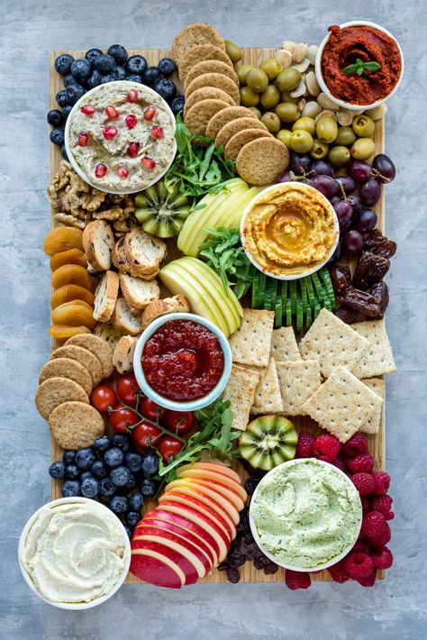 Charcuterie Board Layered, Vegan Graze Board, Lunch Grazing Board, Vegan Christmas Snacks For Party, Vegan Snack Board, Christmas Party Food Vegan, Christmas Graze Board, Vegan Birthday Party Food, Vegan Christmas Party Food