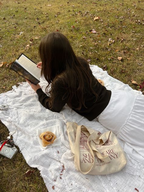 Book Picnic Photoshoot, Bookish Picnic, Picnic Outfit Fall, Fall Picnic Aesthetic, Book Worm Aesthetic, Book Picnic, Autumn In Australia, Reading In The Park, Autumn Picnic