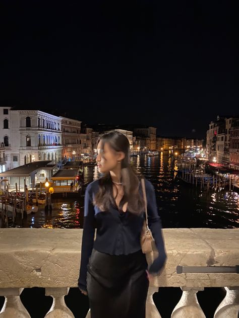 Lily Chee Europe, Venice Pose Ideas, Venice Photo Ideas Winter, Venice Picture Ideas, Venecia Italia Aesthetic, Venecia Aesthetic, Venice Photo Ideas, Venice Outfit, Rome Italy Outfits