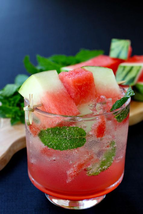 Watermelon and mint spritzer Watermelon Mixed Drinks, Watermelon Spritzer, Soda Stream Recipes, Easy Summer Cocktail Recipes, Cocktails Easy, Spritzer Recipes, Easy Summer Cocktails, Vodka Cocktail, Drink Recipes Nonalcoholic