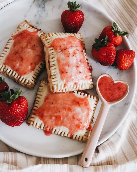 Easy Vegan Strawberry Pop Tarts You Can Make at Home! Cornstarch Dough, Strawberry Pop Tarts, Homemade Puff Pastry, Strawberry Vinegar, Strawberry Pop, Poptart Recipe, Strawberry Pop Tart, Vegan Pastries, Strawberry Glaze