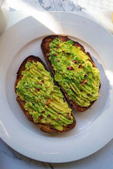 Best Avocado Toast Recipe, Avocado Toast Recipe, Avocado Breakfast, Vegan Meal, Avocado Recipes, Toast Recipes, Easy Vegan, Nutrition Recipes, Aesthetic Food