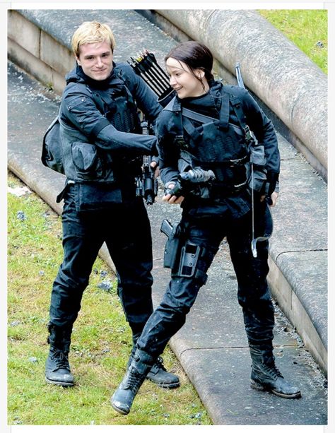 Mockingjay behind the scenes Divergent Humor, Josh And Jennifer, Insurgent Quotes, Sean Anderson, Hunger Games Cast, Divergent Quotes, Hunger Games Movies, Mockingjay Part 2, I Volunteer As Tribute