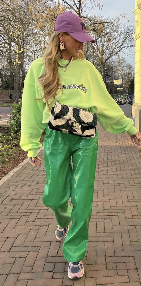 Green Leather Trousers Outfit, Casual Colourful Outfits, Maximalist Fashion Aesthetic, Dopamine Outfits Aesthetic, Dopamine Fashion Aesthetic, Colourful Clothes Aesthetic, Matcha Green Outfit, Green Pants Outfit Winter, Dopamine Dressing Outfit