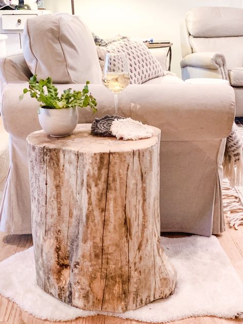 Tree Stump End Table, Tree Trunk Ideas Diy, Wood Stump Ideas, Log End Table, Wood Stump Side Table, Stump End Table, Log End Tables, Trunk End Table, Log Side Table