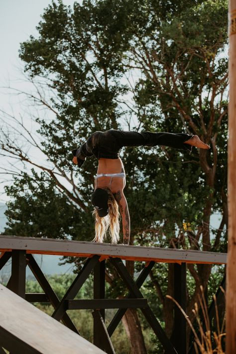 Yoga and handstands on a platform structure Handstands Aesthetic, Handstand Aesthetic, Handstand Poses, Yoga Selfie, Handstand Progression, Calisthenics Gym, Handstand Yoga, Press Handstand, Calisthenics Body