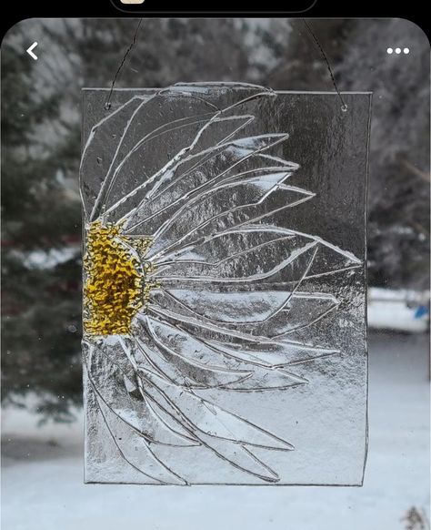 Glass Pieces Art, Fused Glass Art Ideas Simple, Glass Fusion Flowers, Tiffany Glass Art Ideas, Glass On Glass Art, Fused Glass Sunflower, Infused Glass Ideas, Glass Fusion Ideas Simple, Glass Fusing Projects Tutorials