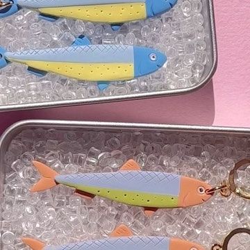 Altar Ware Clay, by Chelsea Woodward on Instagram: "Orders 3629-3643 get a little extra with their fish earrings 🎣 they’ll come in their own tin on ice because getting earrings on cards, while rational and economical, is boring. #weloveatheme #earringcards #tin #tinnedfish #fishgirl #fishgirlfall #miniature #fakefood #artexperience #supriseruined #suprise #fish #sardine #sardines #rainbowtrout #trout #troutofinsta #fishearrings #sardineearrings #troutearrings #handmade #handmadejewelry #clayear Clay Fish Earrings, Sardine Earrings, Tinned Fish, Clay Fish, Fish Earrings, Funny Earrings, Fish Ornaments, Diy Earring, Ceramic Ideas