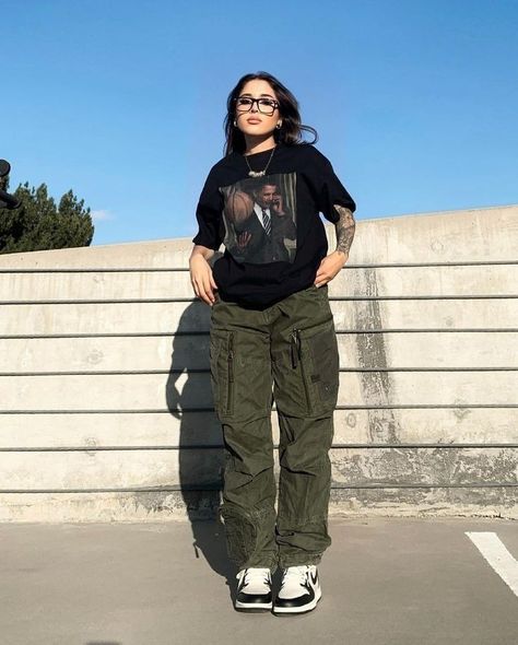 Streetwear Outfit Plus Size Women, Graphic Tees And Cargo Pants, Summer Soccer Game Outfit, Shirt And Vest Women, T Shirt And Cargo Pants Outfit, Graphic Tee Outfit Women, Serena Style, Cargo Fits, Fem Outfits