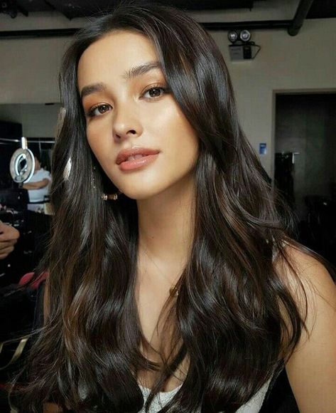 MAKEUP✨ on Twitter: "… " Liza Soberano Hair, Makeup Tip, Liza Soberano, Chocolate Brown Hair, Glow Skin, Long Dark Hair, Braut Make-up, Dark Brown Hair, Brunette Hair