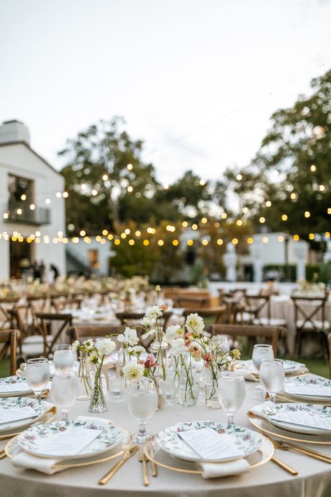 Simple Stems: Because the goal of the reception was to be inviting rather than imposing, Leslie kept the table flowers modern and clean. “It’s not the look of a typical wedding, where you see a real density of flowers. Everything is intentionally very light and airy,” she says. Kate Allen, Summer Camp Counselor, Highland Park Village, Calligraphy Stationery, Gospel Choir, Dallas Arboretum, Wedding Designer, Wedding Tablescapes, Bridal Hair And Makeup