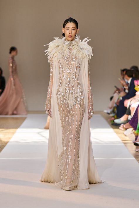 Elie Saab Fall 2022 Couture Fashion Show Collection: See the complete Elie Saab Fall 2022 Couture collection. Fall 2022 Couture, 2022 Couture, Ellie Saab, Elie Saab Fall, Elie Saab Couture, Boutique Couture, Couture Week, Fall 2022, Gorgeous Gowns