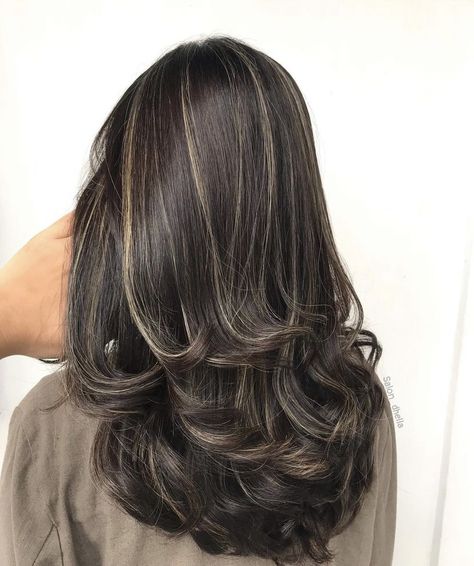 Black Hair With Blonde Highlights, Black Hair Balayage, Brown Hair Looks, Brown Hair Inspo, Hair Color Streaks, Brunette Hair With Highlights, Black Hair With Highlights, Hair Streaks, Dark Hair With Highlights