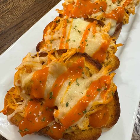 Buffalo Chicken Garlic Bread Garlic Bread Chicken Sandwich, Garlic Toast Dinner Ideas, Buffalo Chicken Garlic Bread, Cooking Midwest, Cheesy Sides, Garlic Bread Appetizer, Midwestern Recipes, Chicken Garlic Bread, Midwest Recipes