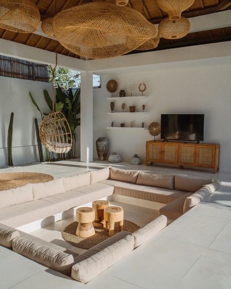 Mediterranean Sunken Living Room, Bali Chic Decor Interior Design, Mykonos Bedroom Decor, Bali Sunken Living Room, Living Room Resort Style, Mykonos House Interiors, Mykonos Living Room, Bali Style Home Bedroom, Bali Style Home Interiors