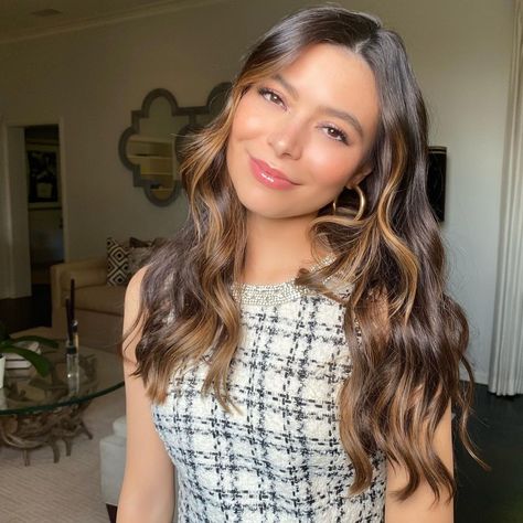 Miranda Cosgrove Hair, Phoebe Thunderman, Airport Outfit Celebrity, Celebrity Artwork, Aaron Yan, Miranda Cosgrove, Wild Girl, Celebrity Look Alike, Fresh Hair