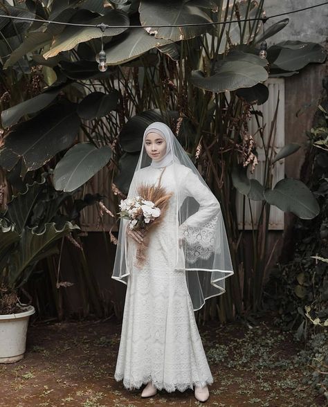 Simple Wedding Dress Hijab, Muslim Wedding Dress Hijab Bride, Prewedding Studio, Wedding Dress Hijab, Malay Wedding Dress, Muslim Wedding Photos, Muslim Wedding Gown, Bella Square, Baju Kahwin