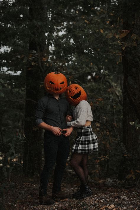 Punkin Head Photo Shoot, Horror Movie Engagement Photos, Halloween Fall Photoshoot, Horror Family Photoshoot, Unique Fall Photoshoot Ideas Couples, Pumpkin Couple Pictures, Couples Halloween Photoshoot Ideas, Pumpkin Couple Photoshoot, Couple Halloween Aesthetic