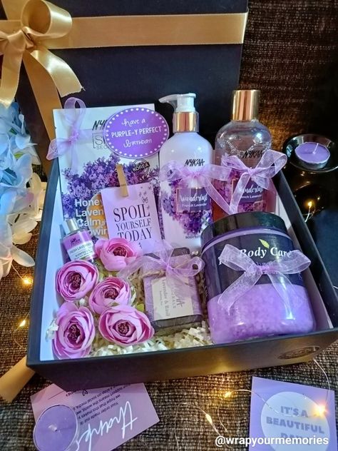 Women Gift Box Ideas, Self Care Hamper Ideas, Cosmetic Gift Box Ideas, Pamper Box Ideas Gifts, Hamper Ideas For Women, Small Hamper Gift Ideas, Birthday Gift Hamper Ideas, Gift Hamper Ideas For Her, Engagement Packing Ideas For Bride