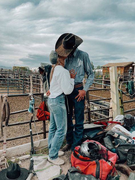 Future Western Life, Cute Rodeo Couple Pics, Cowboy And City Girl Couple, Stock Show Couples, Couple Goal Western, Rodeo Couple Pictures, Western Relationship Goals, Cute Western Couples, Cute Western Couple Pictures