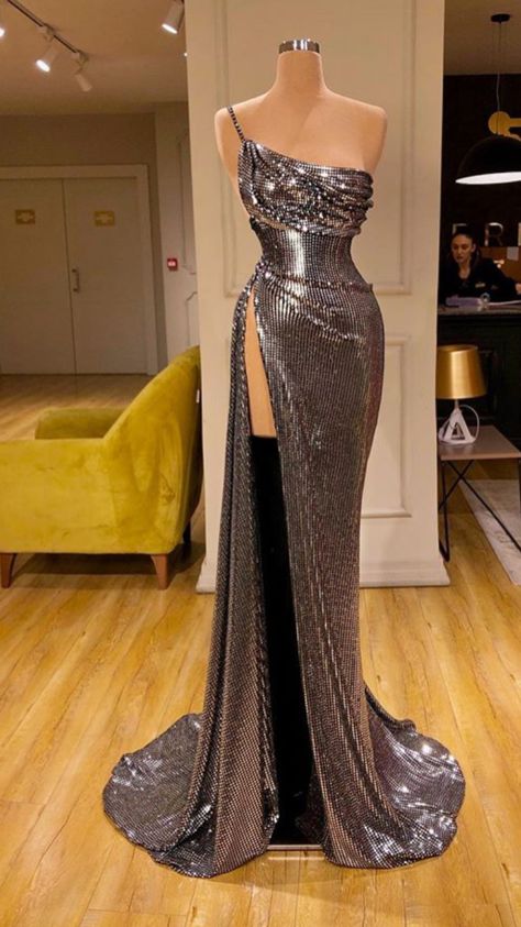 Mettalic Dress Gowns, Casino Prom Theme Dress, Extra Outfits Glam, Stile Kylie Jenner, Award Show Dresses, Prom Girl Dresses, Stunning Prom Dresses, Glamour Dress, Cute Prom Dresses