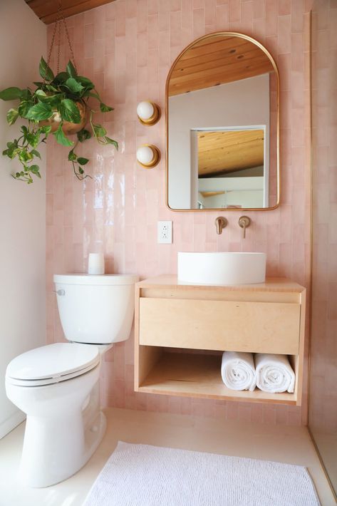 Palm Springs Bathroom, Toilette Design, Koti Diy, Casa Vintage, Girls Bathroom, Pink Bathroom, Bathroom Inspo, Bathroom Renos, House Bathroom