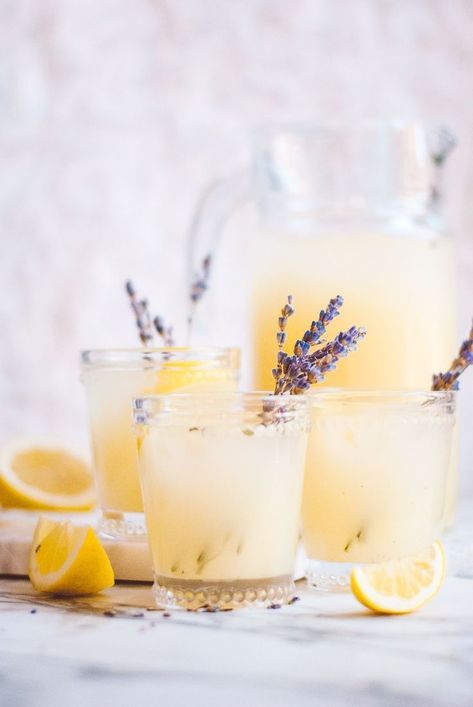 Lavendel Limonade Lavender Lemonade Cocktail, Lemonade Cocktail Recipe, Best Summer Cocktails, Culinary Lavender, Lemonade Cocktail, Lavender Lemonade, Pretty Drinks, Easy Cocktails, Simple Green