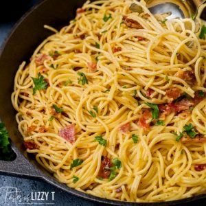 Keep your holiday entertaining easy with this 8 ingredient Pasta Carbonara. Hints on how to make this traditional pasta dish that your family will love. Italian Pasta Bake, Pesto Pasta Bake, Cottage Cheese Pasta, Italian Main Dishes, Barilla Pasta, Easy Pasta Dinner, Easy Main Dishes, Homemade Lasagna, Pasta Carbonara