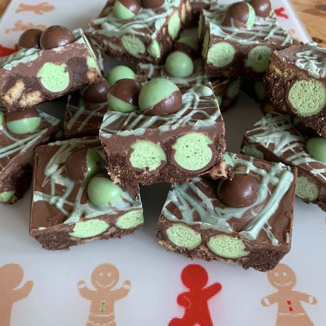 Mint Aero Traybake, Bonfire Recipes, Chocolate Tiffin Recipe, Biscoff Rocky Road, Creative Christmas Treats, Traybake Recipes, Tiffin Recipes, Sunday Tea, Yummy Things To Bake