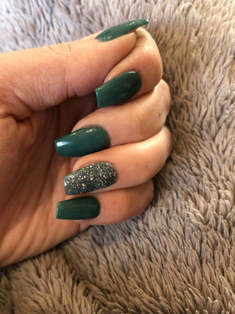 Green Acrylic Nails Coffin With Glitter, Green Nails With Glitter Accent, Dark Green Acrylic Nails Coffin Short, Dark Green Nails For Hoco, White And Green Glitter Nails, Dark Green And Glitter Nails, Nails To Go With Green Prom Dress, Hunter Green And Silver Nails, Dark Green Nails With Accent Nail