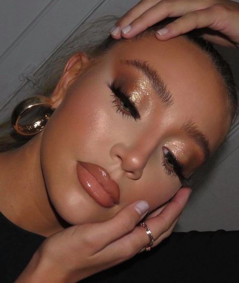 Shimmery Makeup Looks, Holiday Makeup Ideas, Quince Makeup, Long False Lashes, Shimmery Makeup, Timeless Makeup, Makeup Gold, Mekap Mata, 20 Makeup