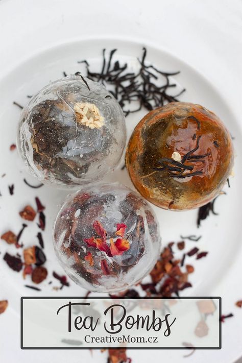 Have you ever had a tea bomb? It’s the most original way to serve tea. And here’s a tutorial so you can make tea bombs at home. Muffin Papers, Tea Crafts, Bombe Recipe, Homemade Tea, Amazing Food Decoration, Sweet Decoration, Make Tea, Creative Mom, Tea Diy