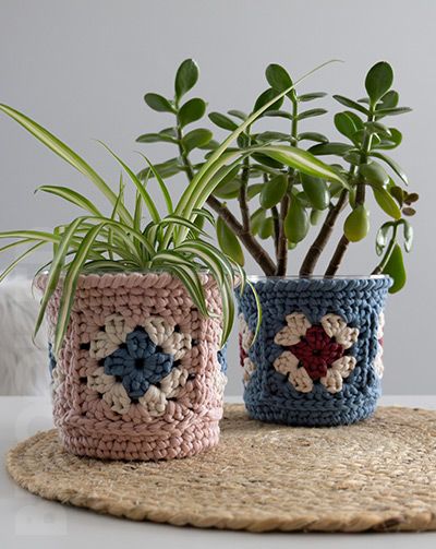 Granny Square Things To Make, Crochet Gifts Beginner, Crochet Plant Accessories, What To Make Out Of Granny Squares, Crochet Plant Basket, Granny Square Plant Holder, Granny Square Basket Pattern, Useful Crafts For The Home, Crocheted Gift Ideas