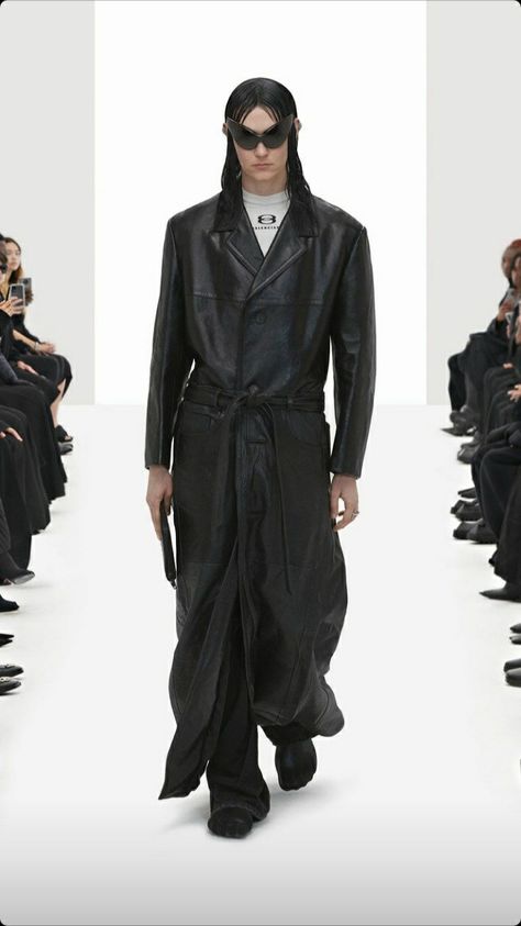 Balenciaga Coat, Balenciaga Spring, All Black Fashion, Dark Outfits, Leather Trench, Future Fashion, All Black Outfit, High Fashion Street Style, Casual Street Style