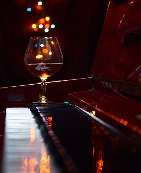 Jaime Rosado, a member of the Promo and Activation Jury, recommends singing at the Martinez Piano Bar. Located at the heart of the hotel, le Bar l’Amiral at Grand Hyatt Cannes Hôtel Martinez ranks alongside the best piano bars in Cannes. Piano Bar Aesthetic, Piano Lounge, Jazz Aesthetic, Matt Maltese, Collection Moodboard, Masculine Art, Cocktail Photos, Best Piano, Jazz Bar