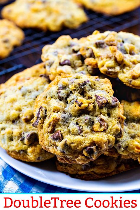 Doubletree Cookie Recipe, Doubletree Cookies, Spicy Southern Kitchen, Chocolate Chip Pecan Cookies, Chocolate Oatmeal Cookies, Southern Kitchen, Walnut Cookies, Parchment Paper Baking, Tree Cookies